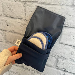 Pochette pour serviettes hygiéniques lavable double.  Une pochette pour la serviette hygiénique lavable propre et une pochette pour serviette hygiénique sale. 